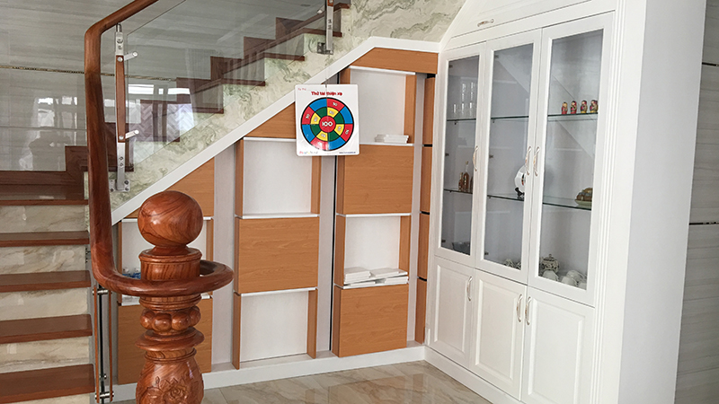 /khoang-trong-duoi-cau-thang