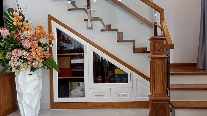 /tu-chan-cau-thang /tu-chan-cau-thang